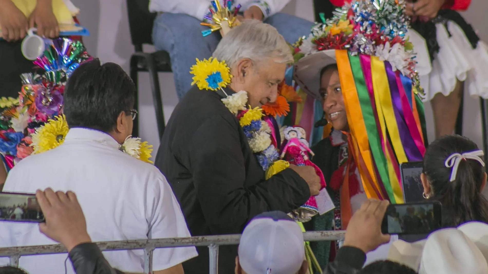 Silvia Pascual regaló una muñequita Dontxu a AMLO.  Foto César Ortiz. El Sol de San Juan del Río.